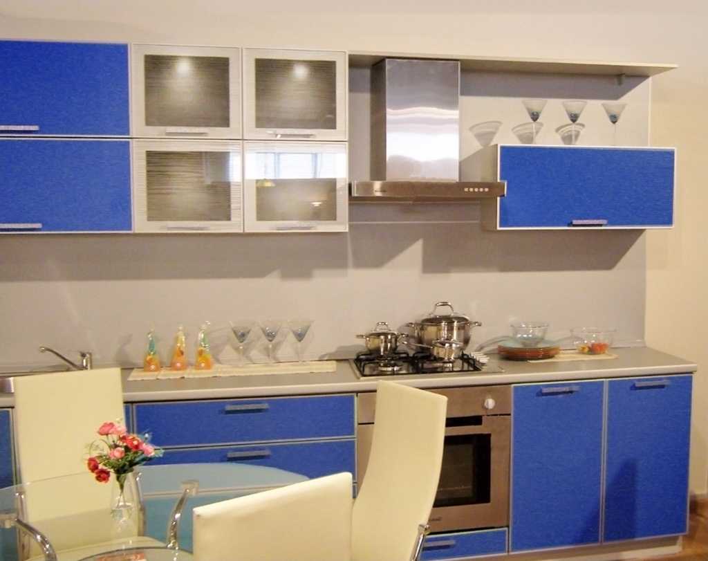 combinando colori vivaci nell'arredamento della cucina