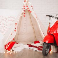 insolita decorazione dell'appartamento con materiali improvvisati per la foto di San Valentino