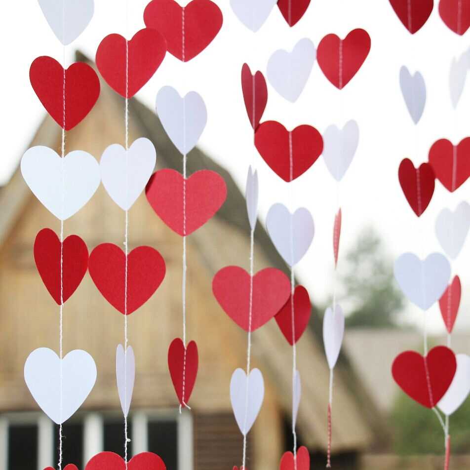 insolita decorazione della stanza con materiali improvvisati per San Valentino