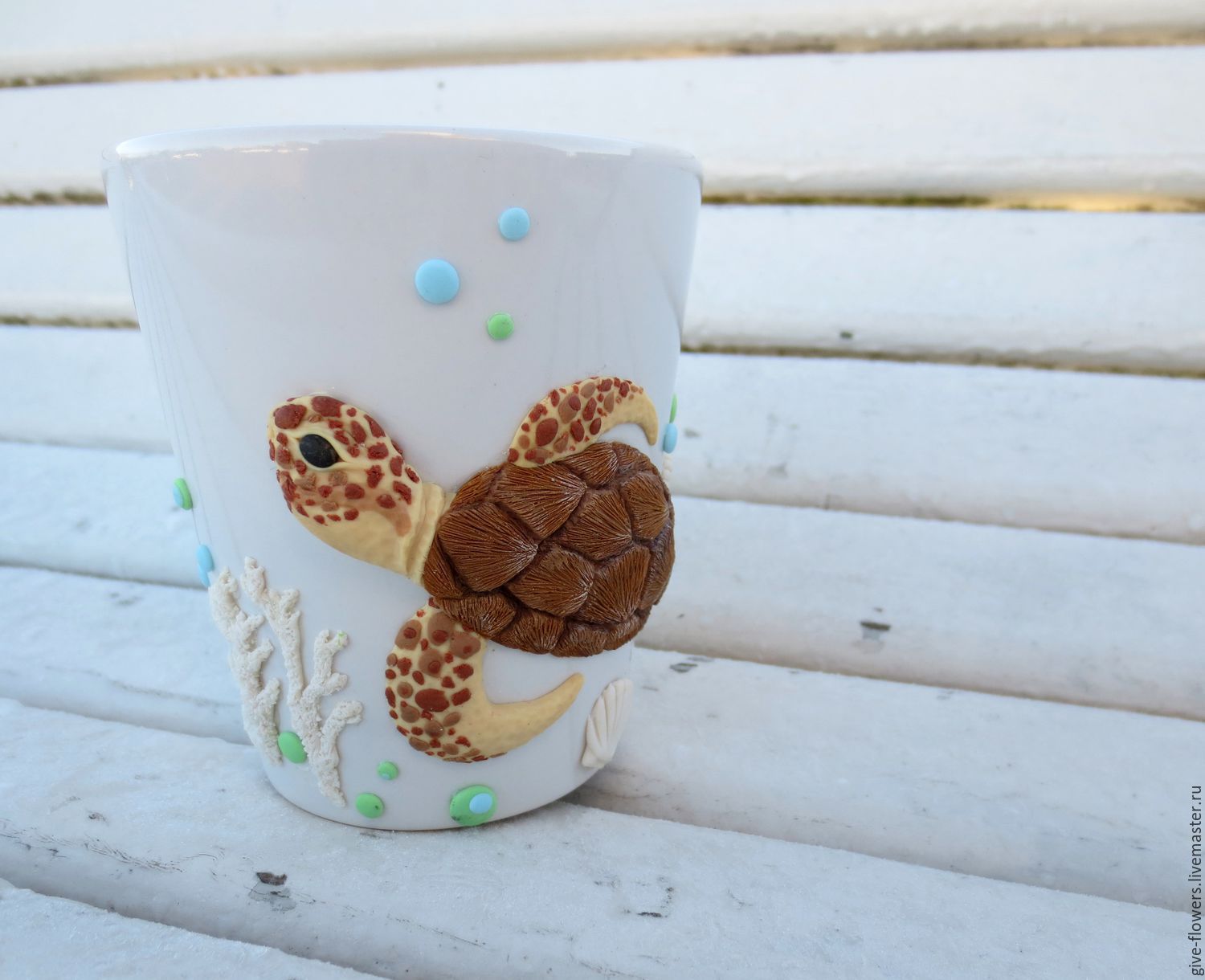 belle décoration de la tasse avec des animaux en pâte polymère à la maison