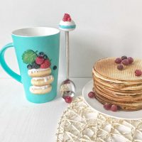 décoration originale de la tasse avec des animaux en pâte polymère à la maison photo