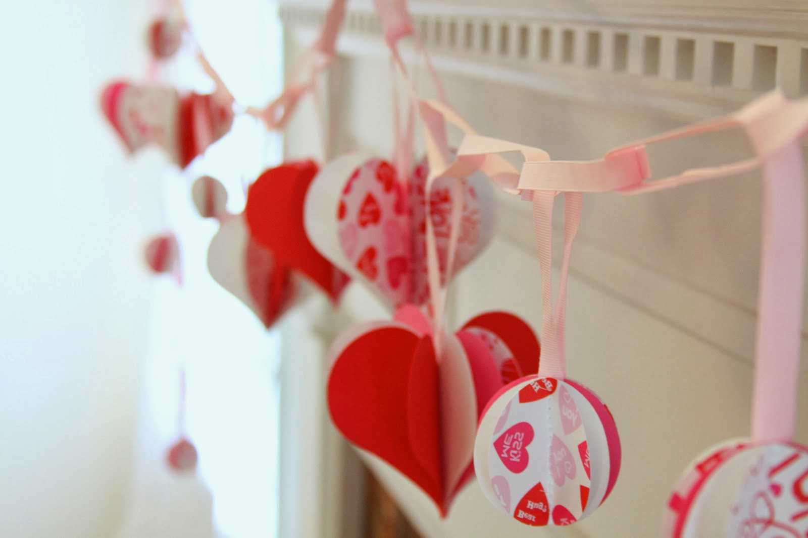 Splendida decorazione della stanza con materiali improvvisati per San Valentino