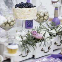 belle décoration de la salle des mariages avec des fleurs photo