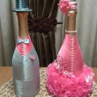 bellissimo design di bottiglie di champagne con nastri colorati foto