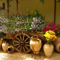 decorazione originale di un arredamento di casa di campagna con foto di fiori