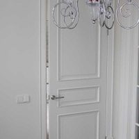 decorazione originale di porte interne con l'immagine delle tue mani