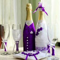 originalni ukras boca šampanjca sa šarenim vrpcama fotografija
