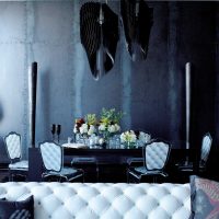 prekrasan interijer dnevne sobe na fotografiji u gotičkom stilu