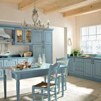 arredamento chiaro dell'appartamento in foto a colori blu