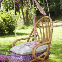 création non standard de la conception d'un chalet d'été avec des fleurs faites-le vous-même photo