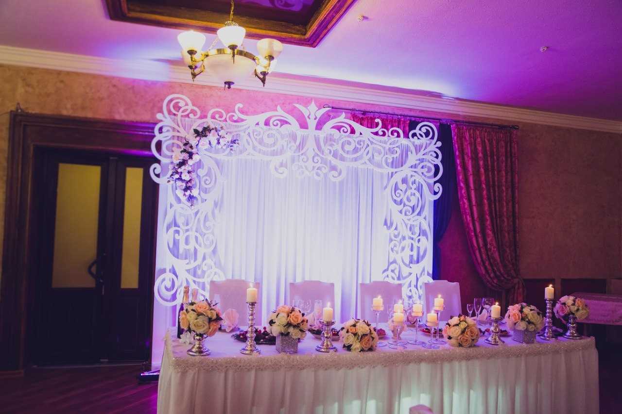 belle décoration de la salle des mariages avec des fleurs