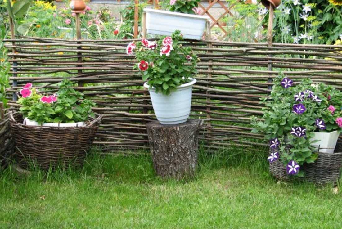 conception originale d'une conception de chalet d'été avec des fleurs