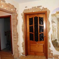 bella decorazione delle porte d'ingresso con foto di materiali improvvisati