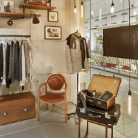 intérieur de l'appartement d'origine avec photo de valises anciennes