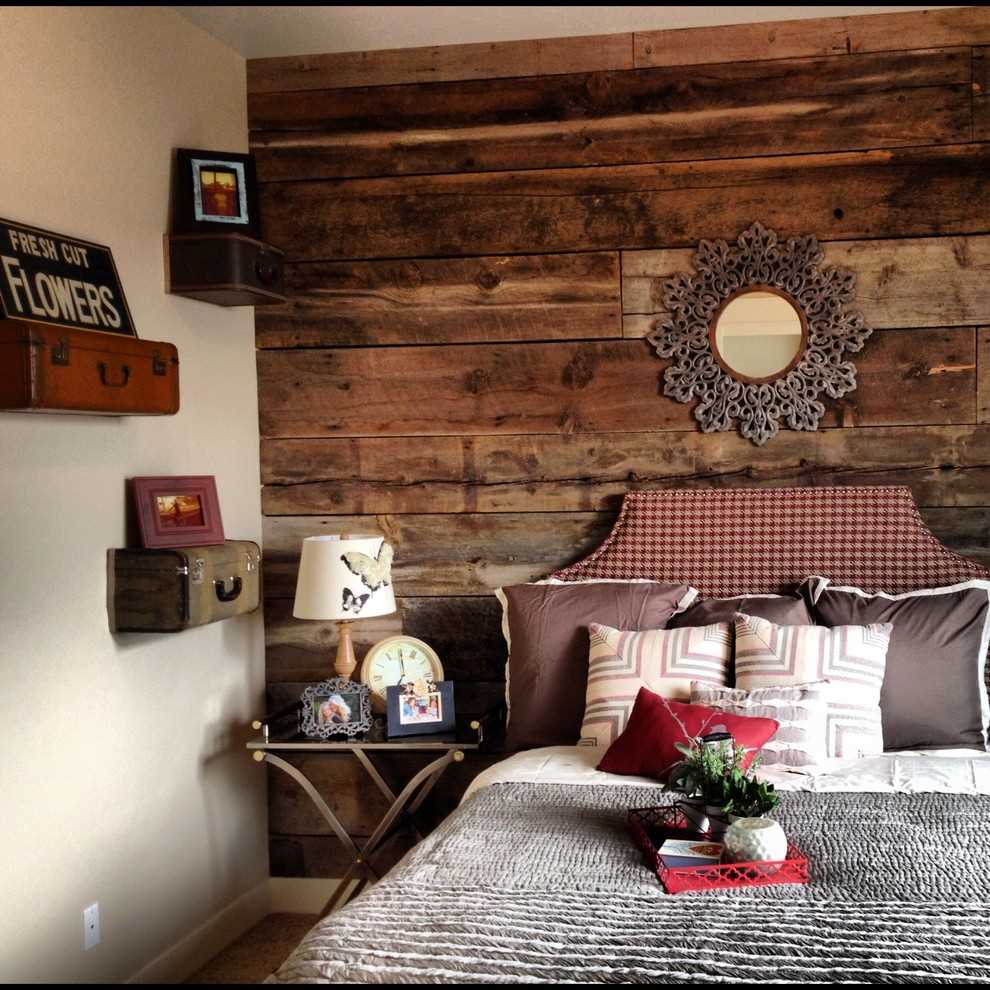 intérieur de l'appartement lumineux avec valises anciennes