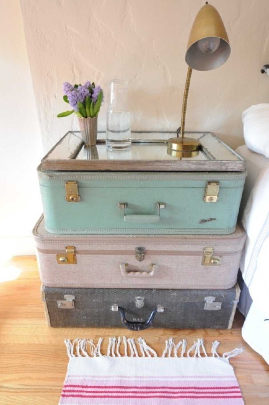 intérieur de chambre d'origine avec valises anciennes