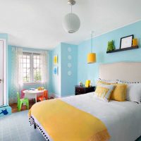 svijetli interijer dnevne sobe u fotografiji boje senfa