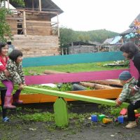 création inhabituelle de la conception de la maison avec des arbres bricolage image