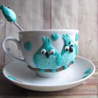 décoration originale de la tasse avec des animaux en pâte polymère à la maison photo