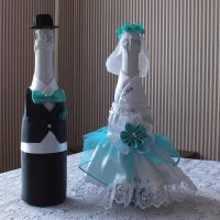 neobičan dizajn boca šampanjca s ukrasnim vrpcama fotografija