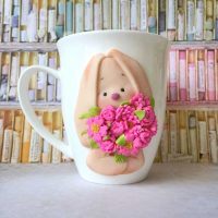 décoration originale de la tasse avec des fleurs en pâte polymère à la maison photo