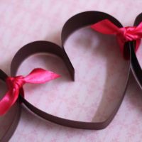 décoration de chambre inhabituelle avec des matériaux improvisés pour la photo de la Saint-Valentin