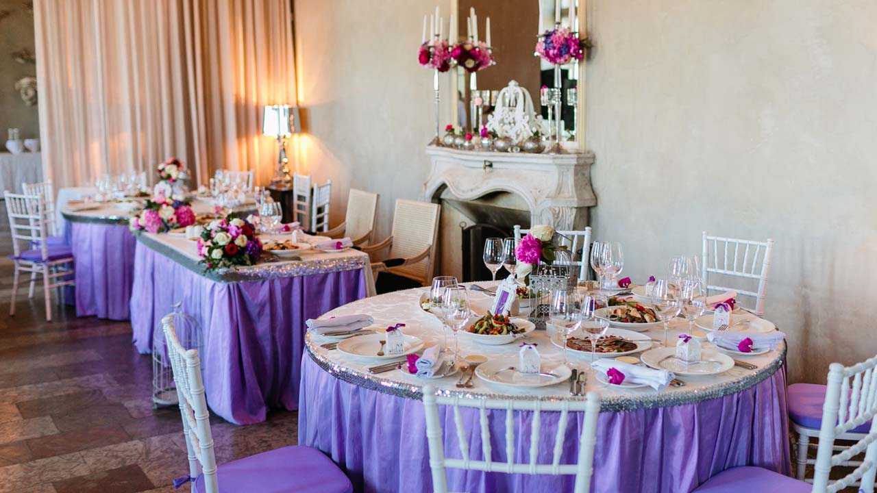 décoration légère de la salle des mariages avec des boules