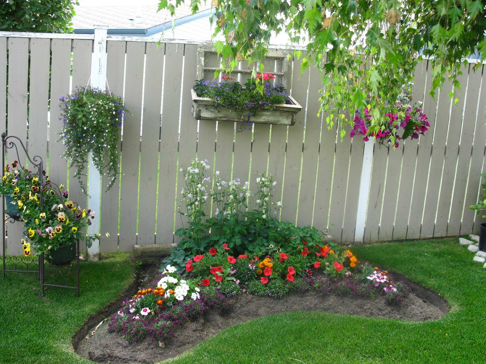 unusual decoration of the cottage with improvised materials