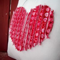 decorazione originale della stanza con materiali improvvisati per la foto di San Valentino