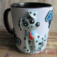 décoration originale de la tasse avec des animaux en pâte polymère à la maison photo