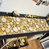 soggiorno di design chiaro con foto in legno segato