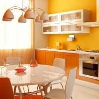 kombinacija svijetle narančaste boje u unutrašnjosti sobe s drugim bojama