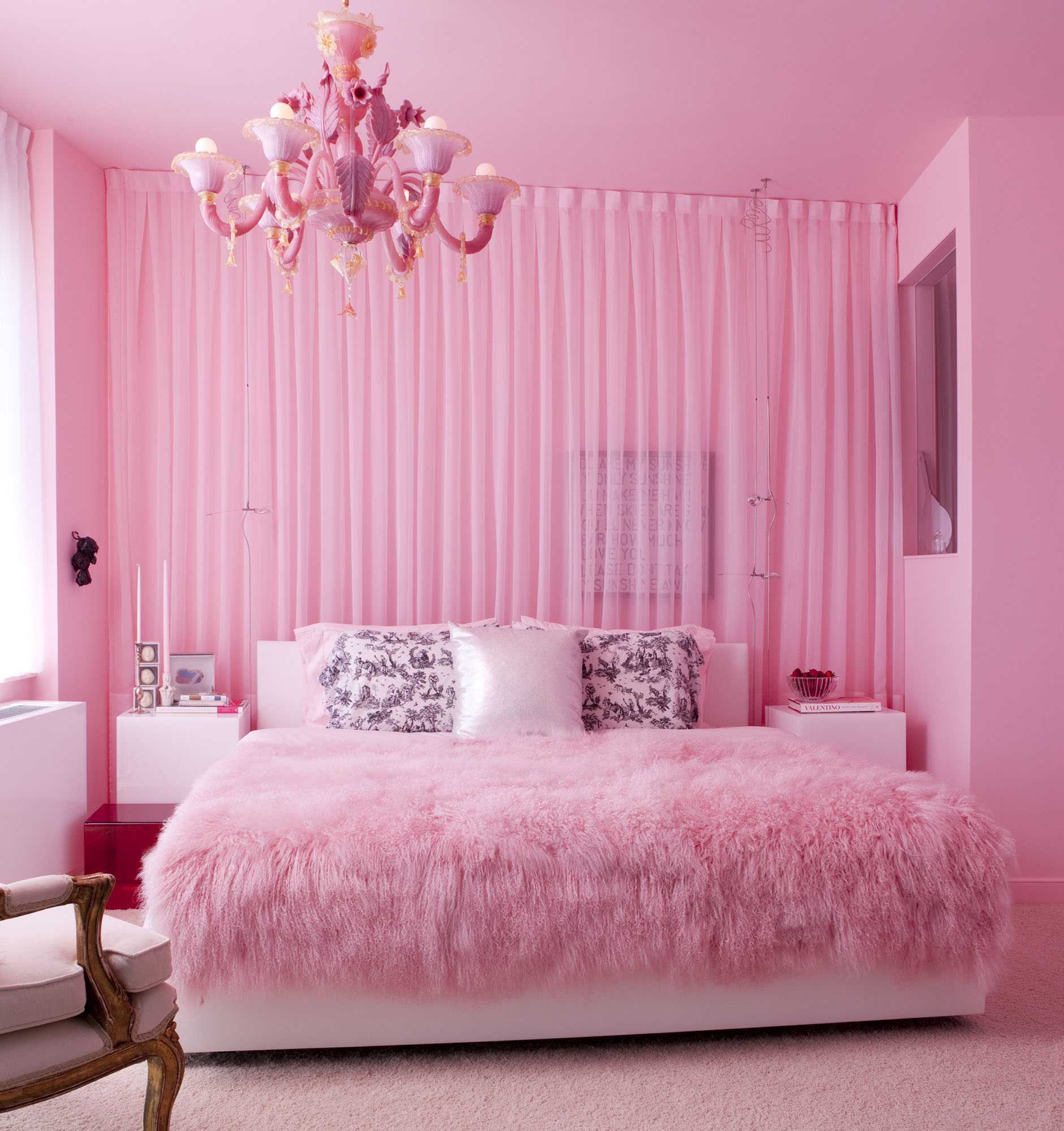 kombinacija jarko ružičaste boje u dekoru stana s drugim bojama