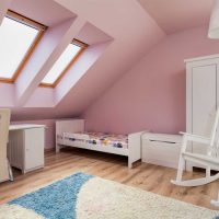 a combination of dark pink in the decor of the living room with other colors of the photo