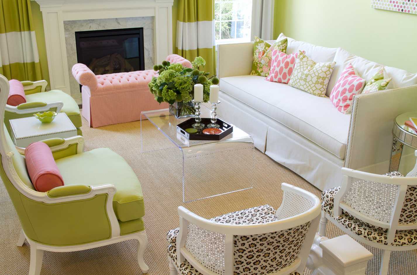 a combination of light pink in the decor of the apartment with other colors