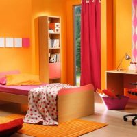 une combinaison d'orange clair à l'intérieur de la maison avec d'autres couleurs photo