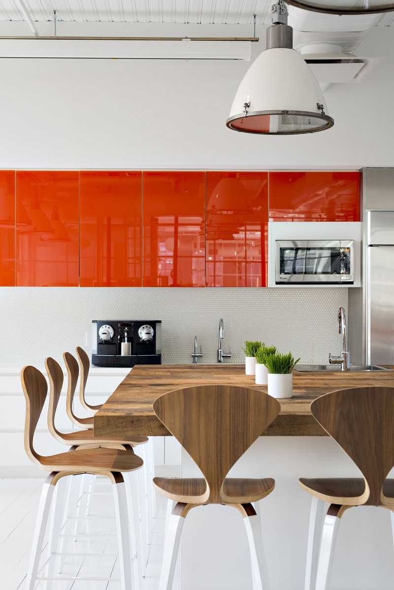 kombinacija tamno narančaste boje u dizajnu kuhinje s drugim bojama