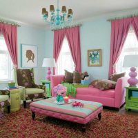 kombinacija svijetlo ružičaste boje u dekoru dnevne sobe sa slikom drugih boja