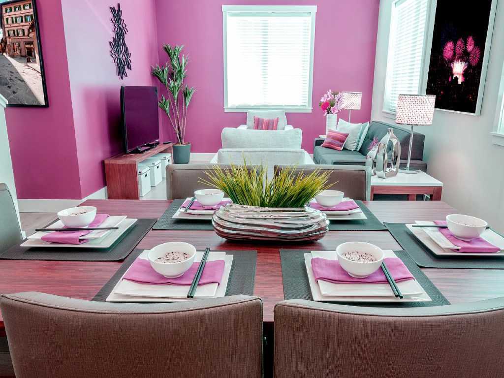 kombinacija jarko ružičaste boje u unutrašnjosti spavaće sobe s drugim bojama