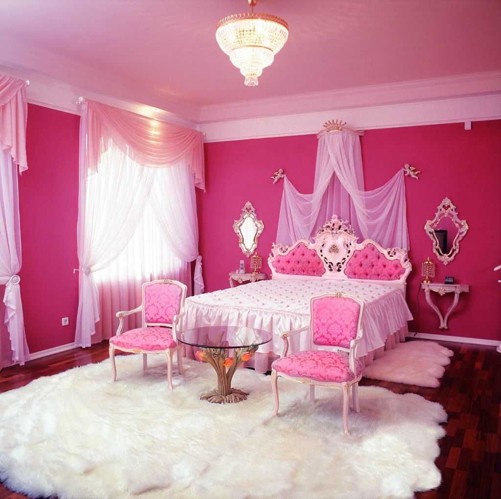 a combination of dark pink in the interior of the kitchen with other colors