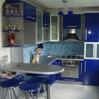 una combinazione di colori scuri nell'arredamento dell'immagine della cucina