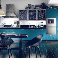 kombinacija svijetlih boja u dizajnu kuhinjske slike