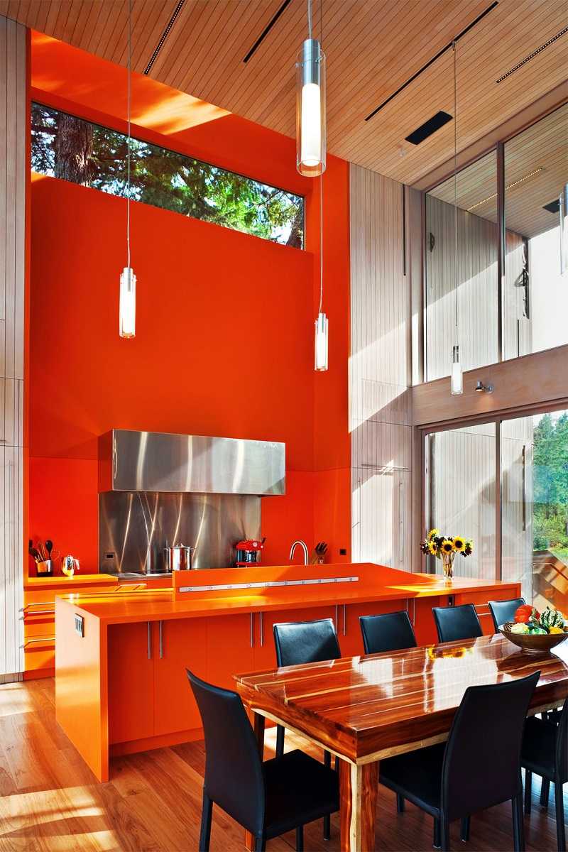 kombinacija svijetlo narančaste boje u unutrašnjosti kuće s drugim bojama