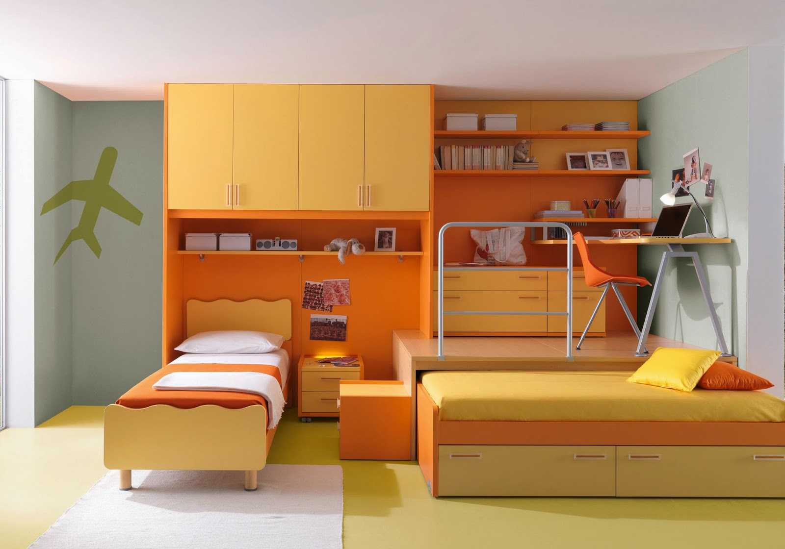 kombinacija svijetle narančaste boje u unutrašnjosti kuće s drugim bojama