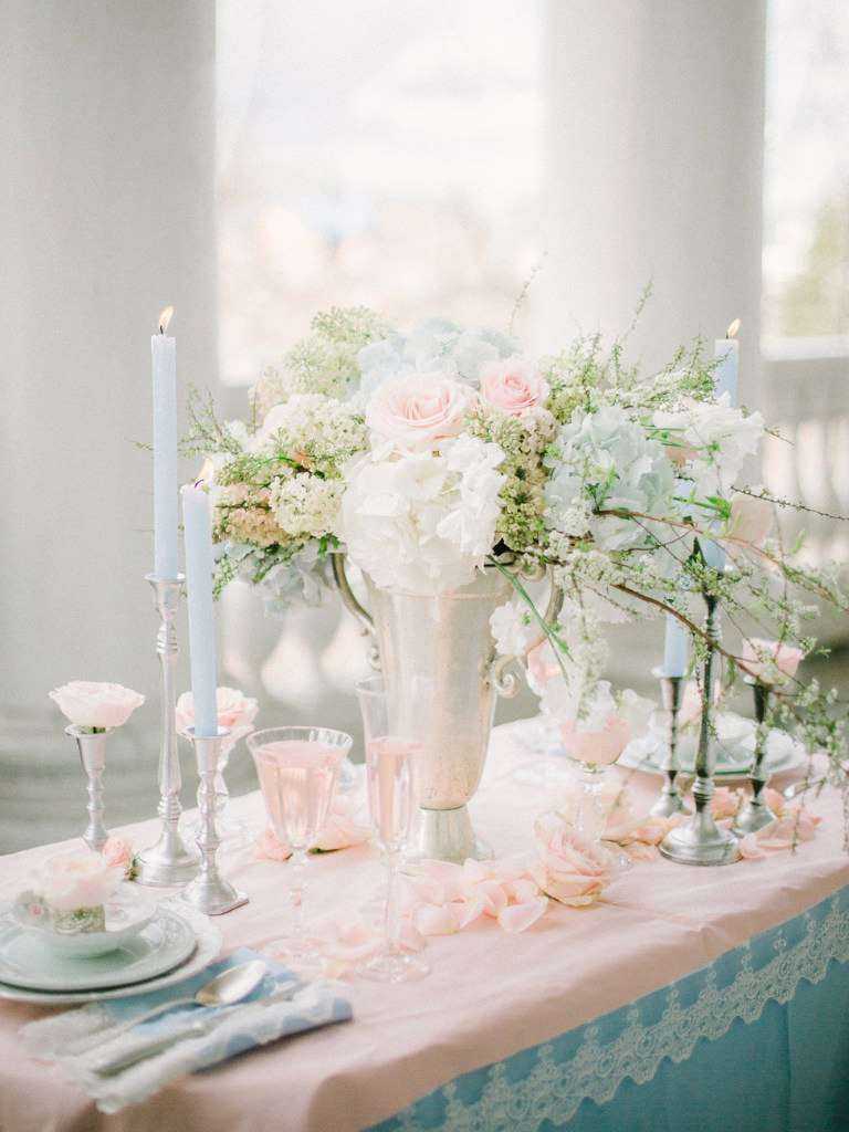 décoration légère de la salle des mariages avec des boules