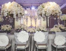 svijetli ukras svadbene dvorane sa slikom cvijeća