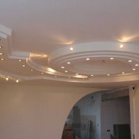 foto luminosa della decorazione della decorazione del soffitto