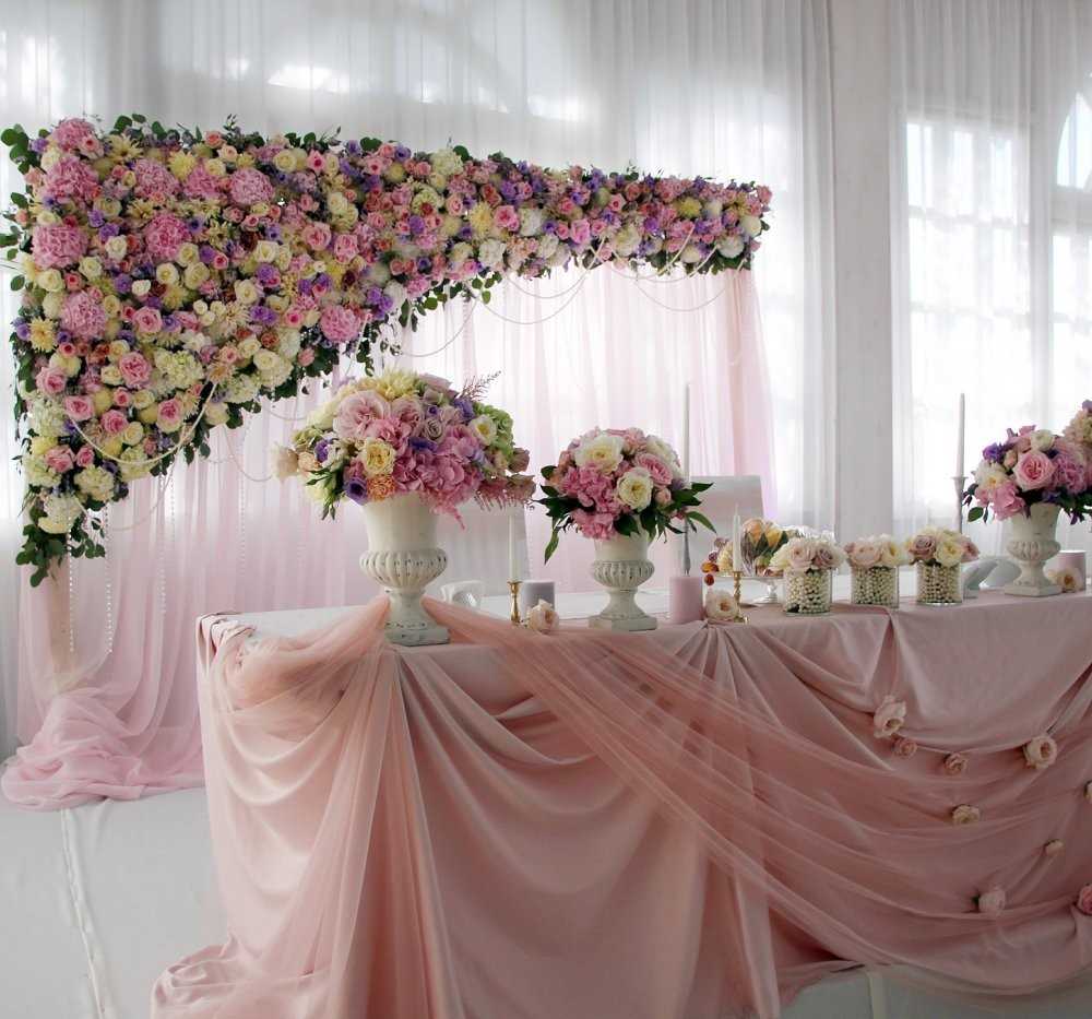 décoration lumineuse de la salle des mariages avec des boules