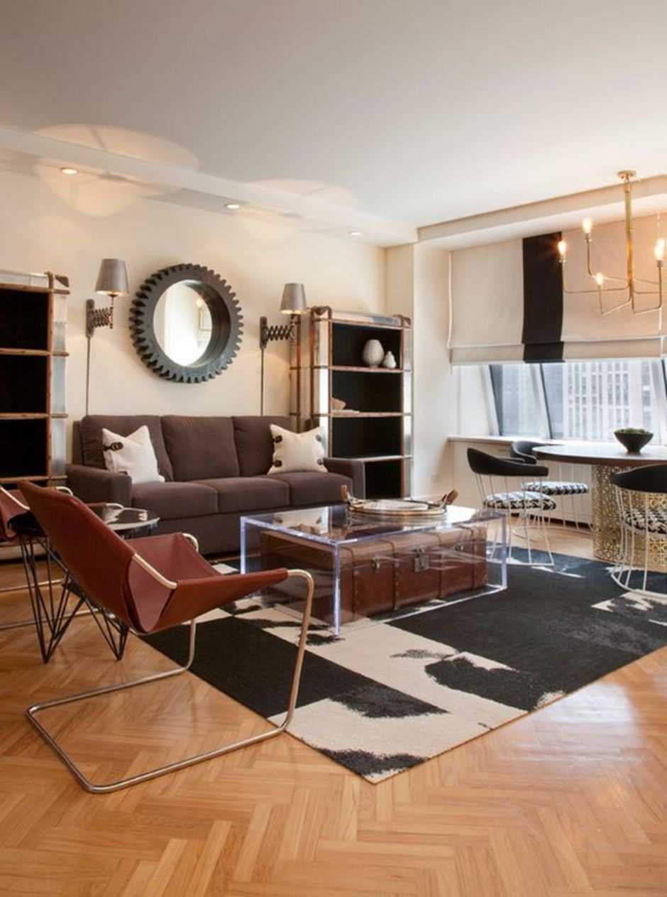 décor d'appartement d'origine avec de vieilles valises