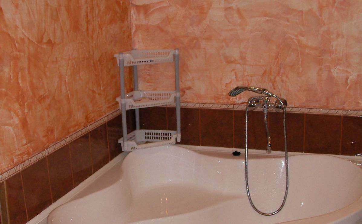 una variante del bellissimo intonaco decorativo nell'arredamento del bagno